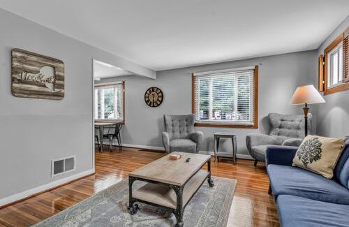 North Buffalo Appartement | Gorgeous 2 Queen Bedroom Lower Apartment in North Buffalo with Free Driveway Parking