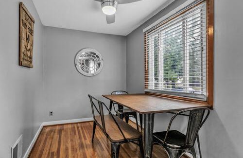 North Buffalo Appartement | Gorgeous 2 Queen Bedroom Lower Apartment in North Buffalo with Free Driveway Parking