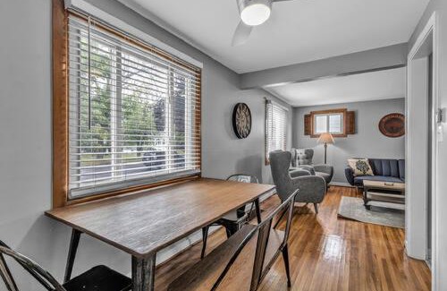 North Buffalo Appartement | Gorgeous 2 Queen Bedroom Lower Apartment in North Buffalo with Free Driveway Parking