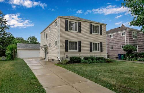 North Buffalo Appartement | Gorgeous 2 Queen Bedroom Lower Apartment in North Buffalo with Free Driveway Parking