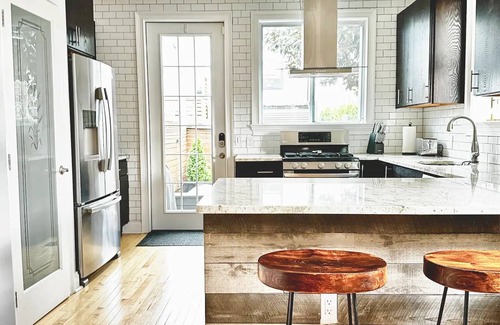 Brightwood Park Maison | Superbe maison coloniale avec une oasis de jardin
