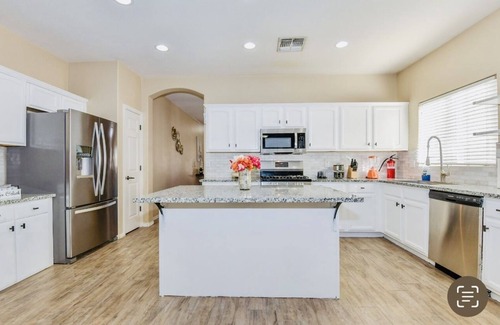 Coldwater Springs Maison | Gorgeous 4 bedroom house in a peaceful neighborhood.