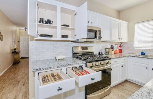 Coldwater Springs Maison | Gorgeous 4 bedroom house in a peaceful neighborhood.