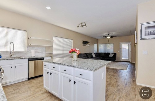Coldwater Springs Maison | Gorgeous 4 bedroom house in a peaceful neighborhood.