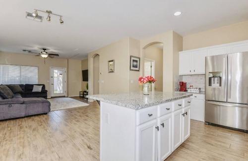 Coldwater Springs Maison | Gorgeous 4 bedroom house in a peaceful neighborhood.