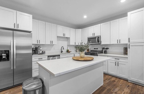South Oakland Maison | Gorgeous 4bd near universities Hot tub + Games