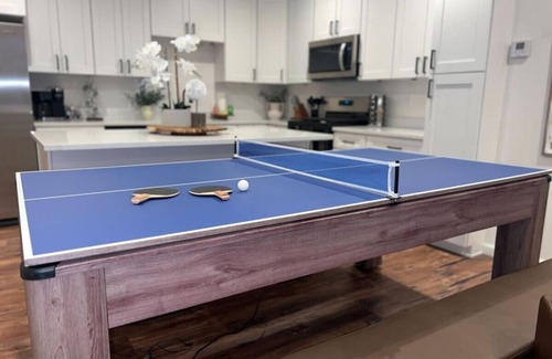 South Oakland Maison | Gorgeous 4bd near universities Hot tub + Games