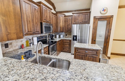 Abilene Maison | Gorgeous 4br Dakota Springs Home 3 Bedroom Home