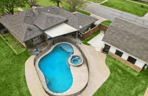 Denton Maison | Gorgeous 4BR Holiday Home with Huge Yard, Pool & Hot Tub