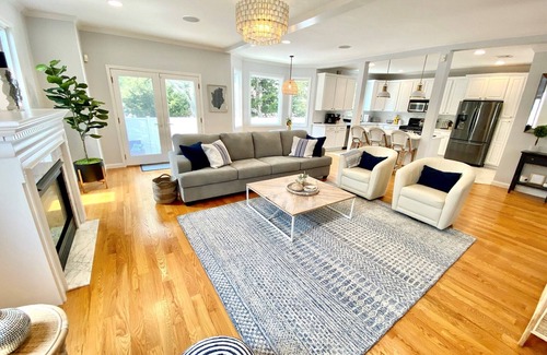 Normandy Beach Maison | Gorgeous 5 bed, 4.5 bath just houses to the beach, sleeps 12! Amazing location!