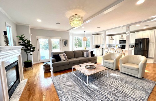Normandy Beach Maison | Gorgeous 5 bed, 4.5 bath just houses to the beach, sleeps 12! Amazing location!