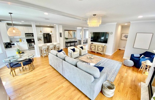 Normandy Beach Maison | Gorgeous 5 bed, 4.5 bath just houses to the beach, sleeps 12! Amazing location!
