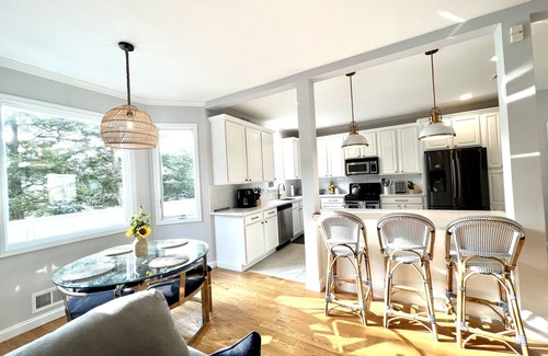 Normandy Beach Maison | Gorgeous 5 bed, 4.5 bath just houses to the beach, sleeps 12! Amazing location!