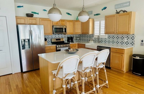 North End Copropriété | Gorgeous 5BR 3BA home, close to beach, town + playground; full linen service