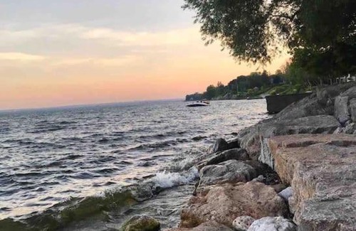 Burlington Villa | Gorgeous and Luxurious The Cottage at Spruce