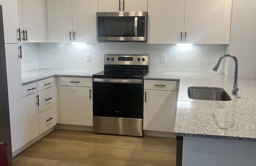 Glendale Appartement | Gorgeous apartment with private bed and bath- heated pool and gym