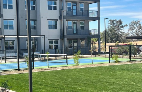 Glendale Appartement | Gorgeous apartment with private bed and bath- heated pool and gym