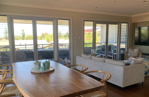 Redhead Maison | Gorgeous beachside location, modern spacious with easy stroll beaches and cafes.