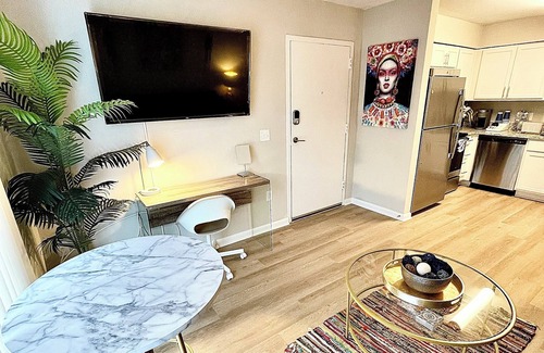 Chic's Beach Maison | Gorgeous Chics Beach Guesthouse Pet & Child Friendly. No Stairs, Private Parking
