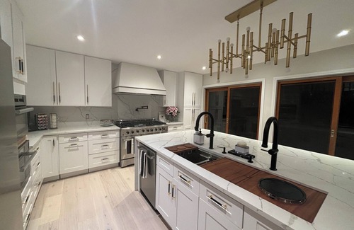 Lansing Maison | Gorgeous Completely Renovated Lakehouse, directly on lake. 20 mins to Cornell