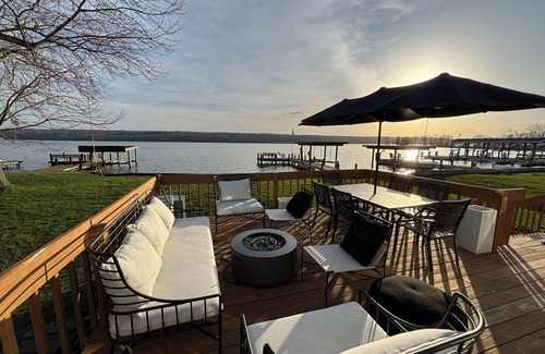 Lansing Maison | Gorgeous Completely Renovated Lakehouse, directly on lake. 20 mins to Cornell