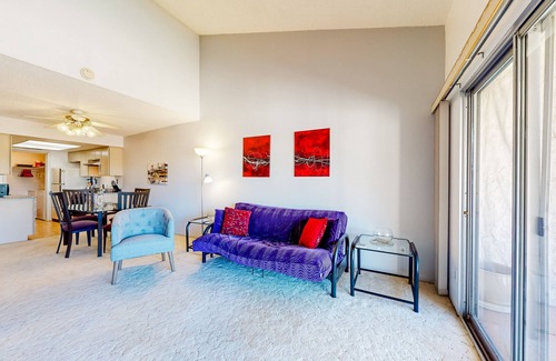 Desert Shores Copropriété | Gorgeous condo with hot tub, pool, tennis court, & grilling area - lake access