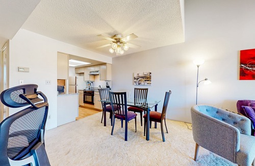 Desert Shores Copropriété | Gorgeous condo with hot tub, pool, tennis court, & grilling area - lake access