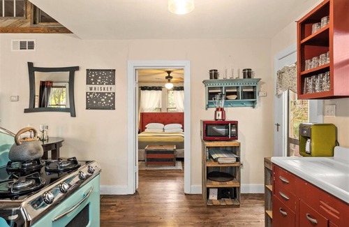 Clarksville Cottage | Gorgeous Cottage Top Location LGBT Friendly Great Location 5 Minutes to Downtown