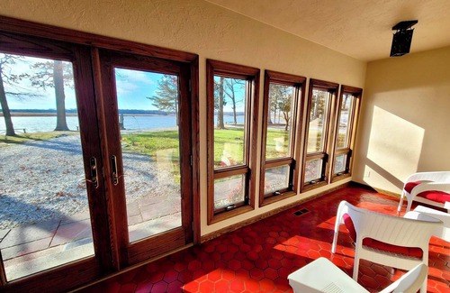 Port Elizabeth Maison | Gorgeous, Cozy Villa with breathtaking sunset views, river access and Hot Tub.