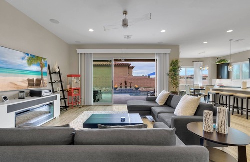 Tucson Estates Maison | Gorgeous custom home with spa, heated pool, outdoor kitchen and game room!