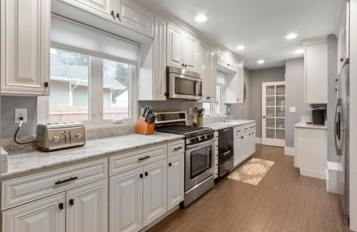 Lake Geneva Maison | Gorgeous Downtown Bungalow, Walk Everywhere!
