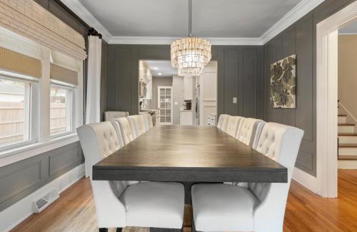Lake Geneva Maison | Gorgeous Downtown Bungalow, Walk Everywhere!