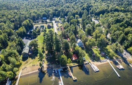 Inlet Cottage | Gorgeous Escape Steps Away from Fourth Lake at Stiefvater's Lakeside Cottages