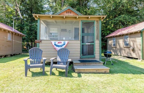 Inlet Cottage | Gorgeous Escape, Steps Away from Fourth Lake at Stiefvater's Lakeside Cottages