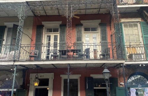 French Quarter Maison | Gorgeous French Quarter home next to Jackson Square! Perfect for Mardi Gras!