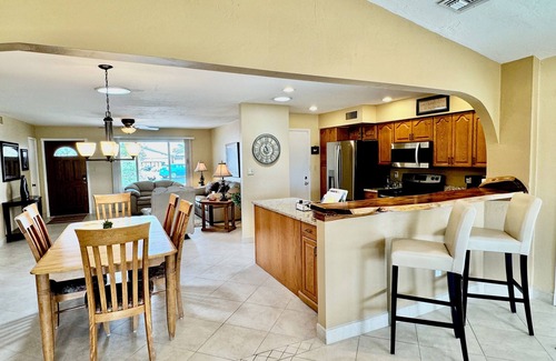 Fountain of the Sun Maison | Gorgeous Golf & Mountain Views! Lovely 2 bdrm with Great 55+ Community Amenities