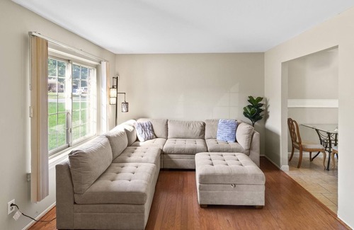 Drayton Plains Maison | Gorgeous home W/ a ton of Space Over looking the Woods