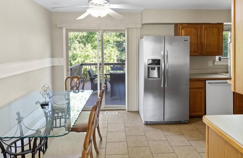 Drayton Plains Maison | Gorgeous home W/ a ton of Space Over looking the Woods