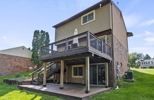 Drayton Plains Maison | Gorgeous home W/ a ton of Space Over looking the Woods