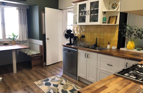 Newmarket Maison | Gorgeous home close to city bus, parks and one block from shops and restaurants