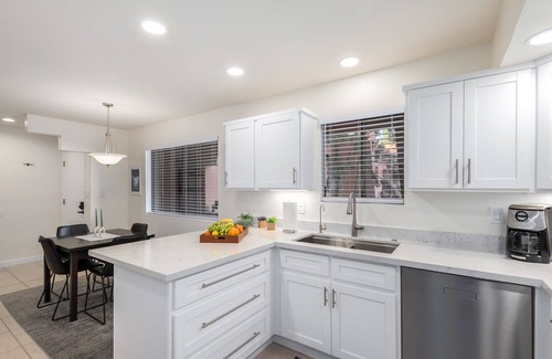 Paradise Valley Village Copropriété | Gorgeous, Impeccable, Condo in Prime Location!