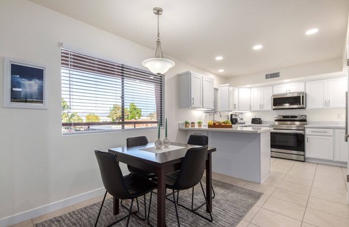 Paradise Valley Village Copropriété | Gorgeous, Impeccable, Condo in Prime Location!