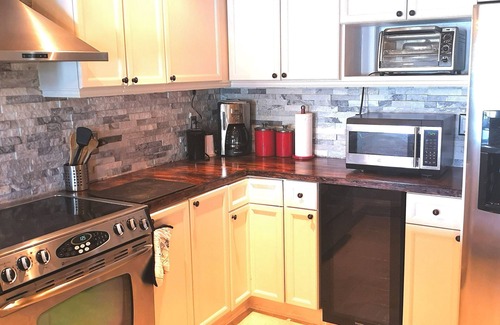 Puslinch Maison | Gorgeous lakefront getaway mere minutes from city amenities- with hot tub!
