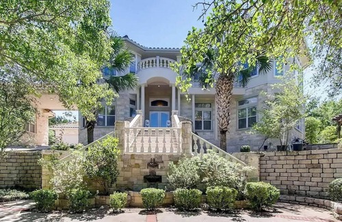 Leander Maison | GORGEOUS LAKE TRAVIS RETREAT HOME WITH POOL, COURT AND FITNESS ROOM