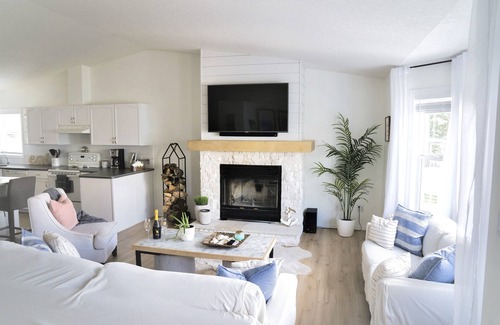 Silver Sands Maison | Gorgeous Lakefront Cottage, Private beach & Ice Fishing Shack🎣 45 min from Edm