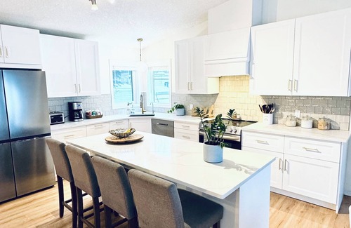 Silver Sands Maison | Gorgeous Lakefront Cottage, Private beach & Ice Fishing Shack🎣 45 min from Edm