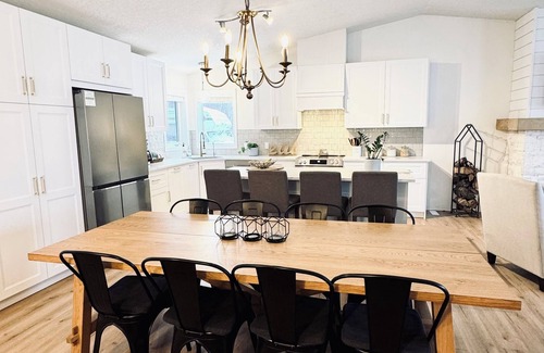 Silver Sands Maison | Gorgeous Lakefront Cottage, Private beach & Ice Fishing Shack🎣 45 min from Edm