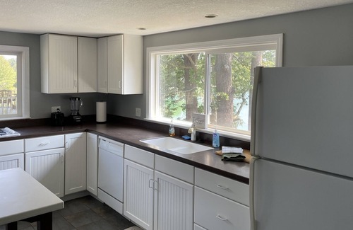 Howe Maison | Gorgeous Lakefront Home! Amazing views, outdoor dining and close to Shipshewana.