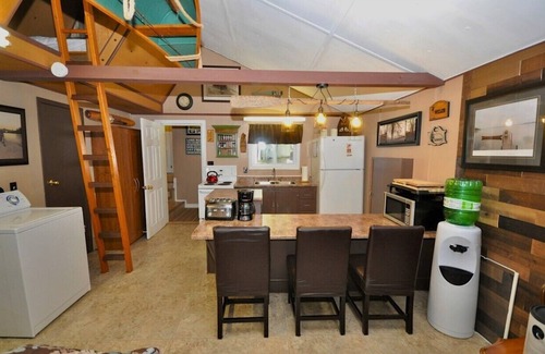 East Ferris Cottage | Intimité, espace et vue magnifique sur le lac depuis le pont juste devant votre porte