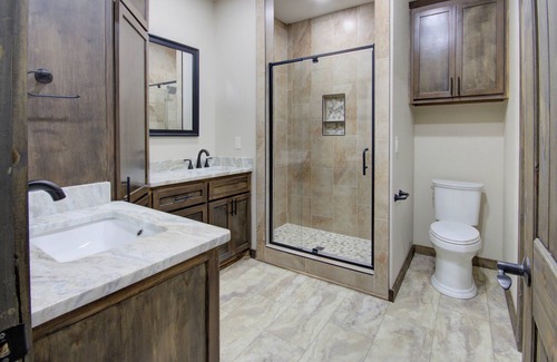 Redlick Cabine | Gorgeous lodge tucked away in Texarkana - 3 bedrooms available